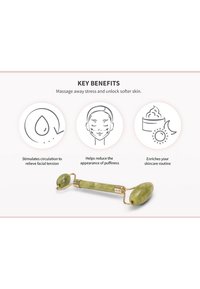 Roller de visage en jade vert avec une poignée en métal doré. Présente deux extrémités arrondies pour le massage. Surface lisse, conçu pour les soins de la peau.