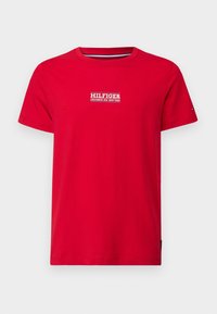 Maglietta in cotone rossa con maniche corte e scollatura tonda. Presenta un testo logo bianco "HILFIGER" con "COLUMBUS AVE. NEW YORK" sottostante, sul davanti.
