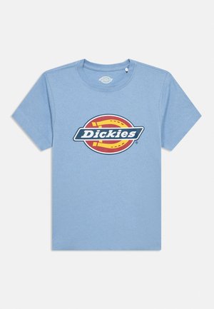 Svetlomodré tričko s krátkym rukávom a okrúhlym výstrihom, uprostred hrudníka s farebným okrúhlym logom Dickies.