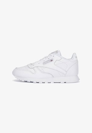 Weißer Reebok-Ledersneaker mit Schnürverschluss, perforierter Zehenpartie, sichtbaren Nähten und Markenlogo mit kleinem Union Jack auf der Seitenfläche.