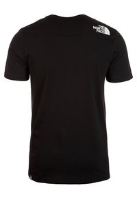 Camiseta de manga corta negra hecha de tejido suave. Presenta un logo blanco en la parte superior de la espalda y un diseño clásico de cuello redondo.