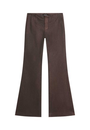 Pantalon évasé marron en tissu lisse, doté de plis sur le devant et d'une taille mi-haute, avec une finition soignée et sans ornements apparents.