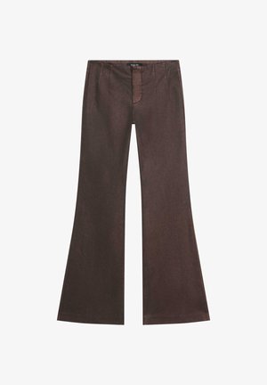 Pantalon évasé marron en tissu lisse, doté de plis sur le devant et d'une taille mi-haute, avec une finition soignée et sans ornements apparents.