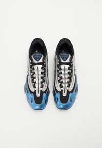 Czarne i srebrne buty sportowe z niebieskimi akcentami; posiadają cholewkę z siateczki, wiązanie na sznurowadła oraz teksturowane podeszwy z numerem modelu "1000".