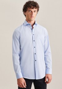 Himmelblaues Langarmhemd mit Button-Down-Kragen, schwarzen Knöpfen und einer Brusttasche. Glattes Material mit normaler Passform.