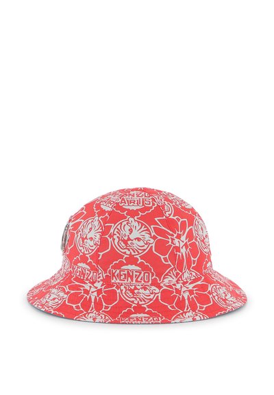 Chapeau de seau rouge avec un motif floral blanc et des accents de logo. Fabriqué en tissu léger avec un bord arrondi et une couronne structurée.