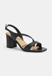Zwarte leren sandalen met hakken, vierkante open teen, kruisbanden en een slingback-stijl. Voorzien van een blokhak voor stabiliteit.