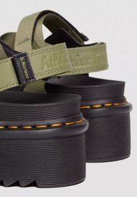 Dr. Martens Sandály na platformě - muted olived
