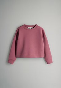 Violets sarkanā kultā džemperis ar garām piedurknēm, apaļu kaklu un ribotu aproci, attēlots uz gaiši pelēka fona.