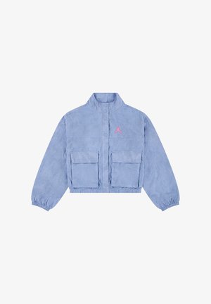 Gekürzte blaue Jacke mit hohem Kragen, Knopfverschluss, zwei vorderen Taschen und einem pinkfarbenen Jordan-Logo auf der linken Brust. Weicher, strukturierter Stoff.