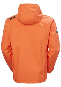 Voděodolná oranžová bunda s kapucí, vyznačující se hladkou texturou, nastavitelné manžety a logem na ramenou.