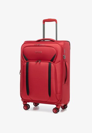 Czerwona walizka wykonana z trwałego materiału, wyposażona w teleskopowy uchwyt, dwie przednie kieszenie oraz cztery obrotowe kółka dla łatwej mobilności.