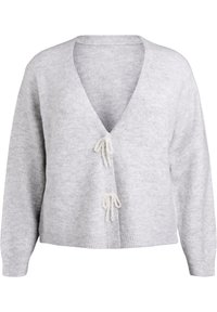 Cardigan gris clair en tissu doux, avec un décolleté en V profond et deux liens décoratifs avec des accents en perles à l'avant.
