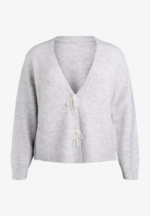 Lichtgrijze cardigan van zachte stof, met een diepe V-hals en twee decoratieve strikjes met parelaccenten aan de voorkant.
