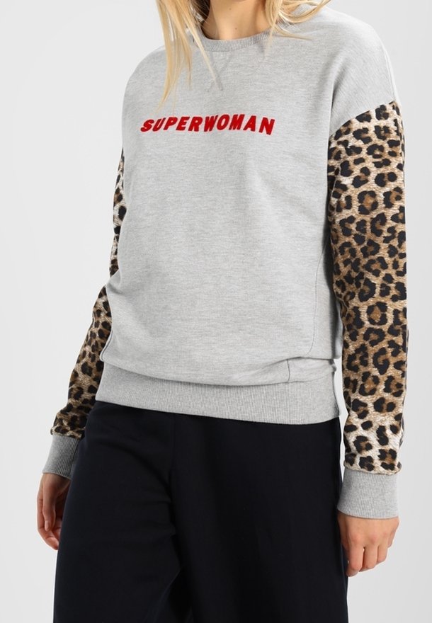 Šedá mikina s nápisem "SUPERWOMAN" červeně na přední straně, s rukávy s leopardím potiskem a žebrovaným lemem a manžetami.