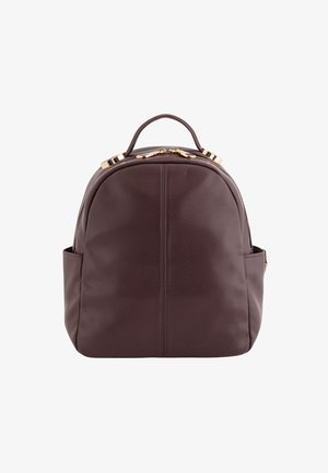 Mochila de cuero granate con forma redondeada, herrajes dorados y asa superior. Cuenta con bolsillos laterales y acabado texturizado.