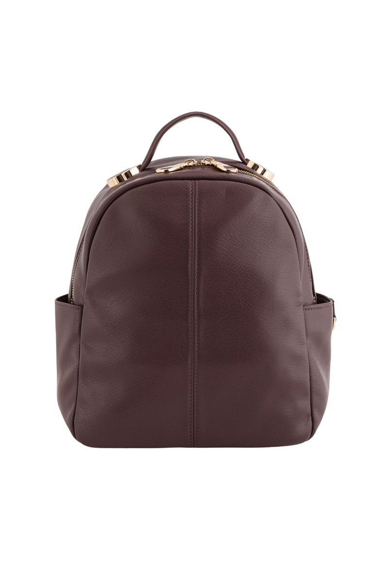 Bordový kožený batoh zaobleného tvaru se zlatými kovovými doplňky a horním úchopem. Má boční kapsy a texturovaný povrch.