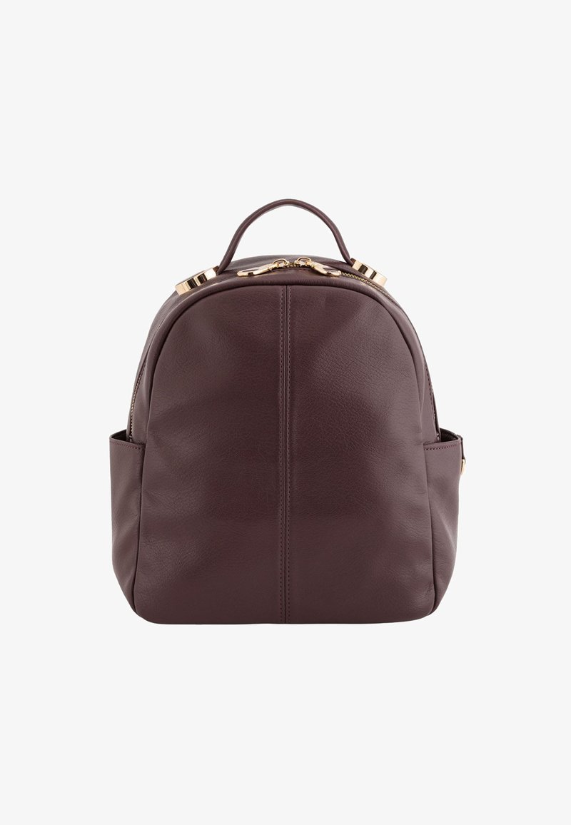 Bordový kožený batoh zaobleného tvaru se zlatými kovovými doplňky a horním úchopem. Má boční kapsy a texturovaný povrch.