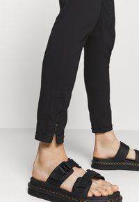 Gabba Chinos - black