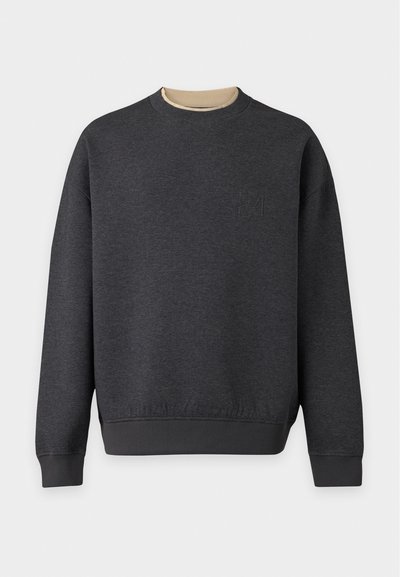 Sweat-shirt gris foncé à col rond avec manches longues et poignets et ourlet côtelés, présenté sur un fond clair uni.