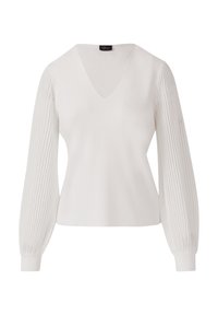 Witte trui met een V-hals en geribbelde lange mouwen. Het lichaam is glad terwijl de mouwen een verticale ribbelstructuur hebben.