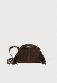 Tumepruun seemisnahast käekott ümara kujuga, tuttidega, eemaldatava rihmaga, millel on ümar kullast riistvara ja reljeefse logoga.