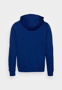 Sudadera azul marino hecha de tejido suave, con capucha ajustable, puños y dobladillo acanalados, y detalles de costura en contraste.