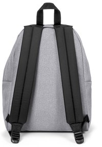 Grau Stoff-Rucksack mit schwarzen gepolsterten Trägern, einem oberen Griff und einfachem Design; verfügt über gestickte Akzente und Seitenfächer.