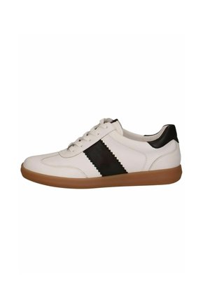 Hvid læder sneaker med sort zigzag sidelstribe, sort hælflig, hvide snørebånd og gummisål, vist i sidevisning.