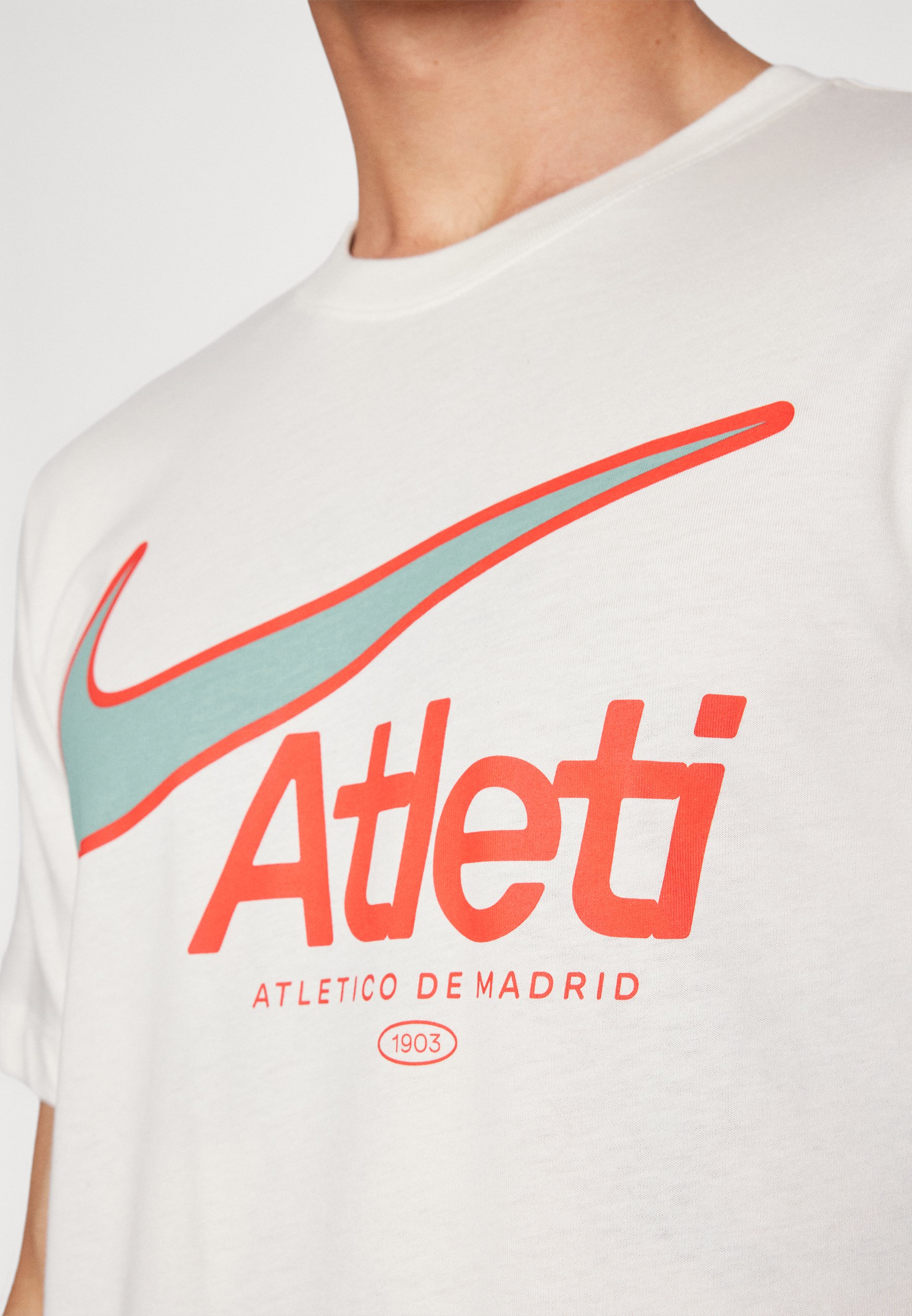 Nike Performance ATLETICO MADRID NIKE SWOOSH TEE - Camiseta estampada -  phantom/gris claro - Zalando.es