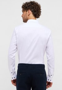 Eterna STRUKTURIERTES LANGARM SUPER SLIM - Chemise classique - weiß