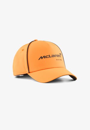 Leuchtend orangefarbene Baseballkappe mit schwarzem "McLaren Racing"-Logo auf der Vorderseite und schwarzer Paspelierung entlang der Nähte vor weißem Hintergrund.