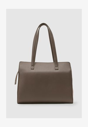 Ruda odinės rankinė su tekstūruotu paviršiumi, stačiakampio formos, dvi tvirtos rankenos ir užsegama šoninėje kišenėje papildomam funkcionalumui.