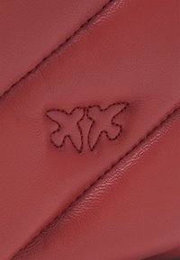 Pinko LOVE PUFF  - Soma ar siksnu pāri ķermenim - ocra rosso/antique gold