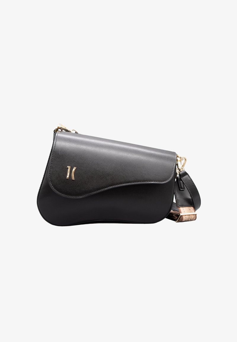 Borsa a mano in pelle nera con design curvo, dettagli in metallo dorato e tracolla removibile. Dettagli testurizzati all'estremità della tracolla.