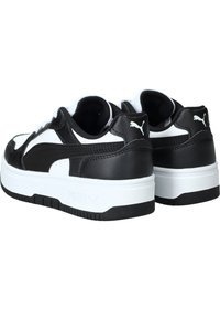 Sneaker bianco e nero realizzati in materiali di pelle e rete. Design a metà caviglia, chiusura con lacci, colletto imbottito e suola bianca texturizzata con branding.