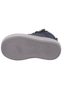 Niebieski but dziecięcy z białą gumową podeszwą, z widocznymi wzorami na podeszwie i oznaczeniem rozmiaru 20.