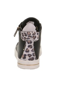 Schwarzes Leder-Schuh mit einem Leopardenmuster-Akzent an der Ferse, ausgestattet mit einem seitlichen Reißverschluss und einer weißen Sohle. Strukturierter und strapazierfähiger Stoff.