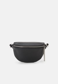 Musta laukku pyöreällä muotoilulla, valmistettu sileästä materiaalista. Siinä on hopeanvärinen vetoketju ja ketjuaksentti kiinnitettynä toiselle puolelle.