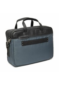 Laptop-Tasche aus blauer Stoff mit schwarzen Lederelementen, ausgestattet mit zwei oberen Griffen, einem Reißverschluss und einer Vordertasche mit einem Lederetikett.