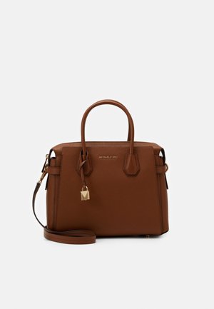 Brązowa, teksturowana torebka Michael Kors z dwoma górnymi uchwytami, złotym zamkiem oraz odpinanym paskiem na ramię na neutralnym tle.