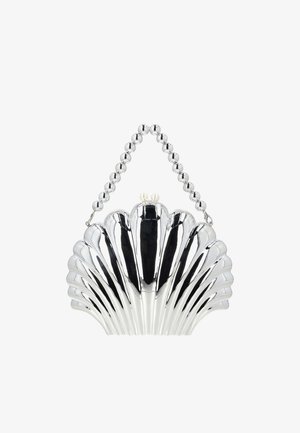 Ezüst kagyló alakú kézitáska, amelynek kapcsán két apró gyöngy látható, és a fogantyú gömb alakú ezüst gyöngyökből készült.