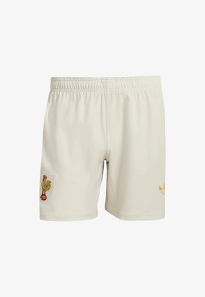 Hvide sportsshorts med elastisk linning, der har en gylden hane-patch på venstre ben og et lille gult Adidas-logo på højre ben.
