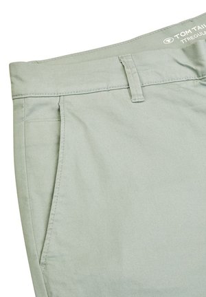 Pantaloni in cotone misto di colore verde chiaro, con frontale piatto, tasche laterali e vita pulita con logo in alto.