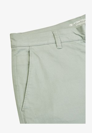 Pantaloni in cotone misto di colore verde chiaro, con frontale piatto, tasche laterali e vita pulita con logo in alto.