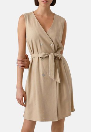Robe sans manches beige à encolure en V profonde, fermeture par double bouton et ceinture nouée à la taille. Fabriquée en tissu doux et texturé.