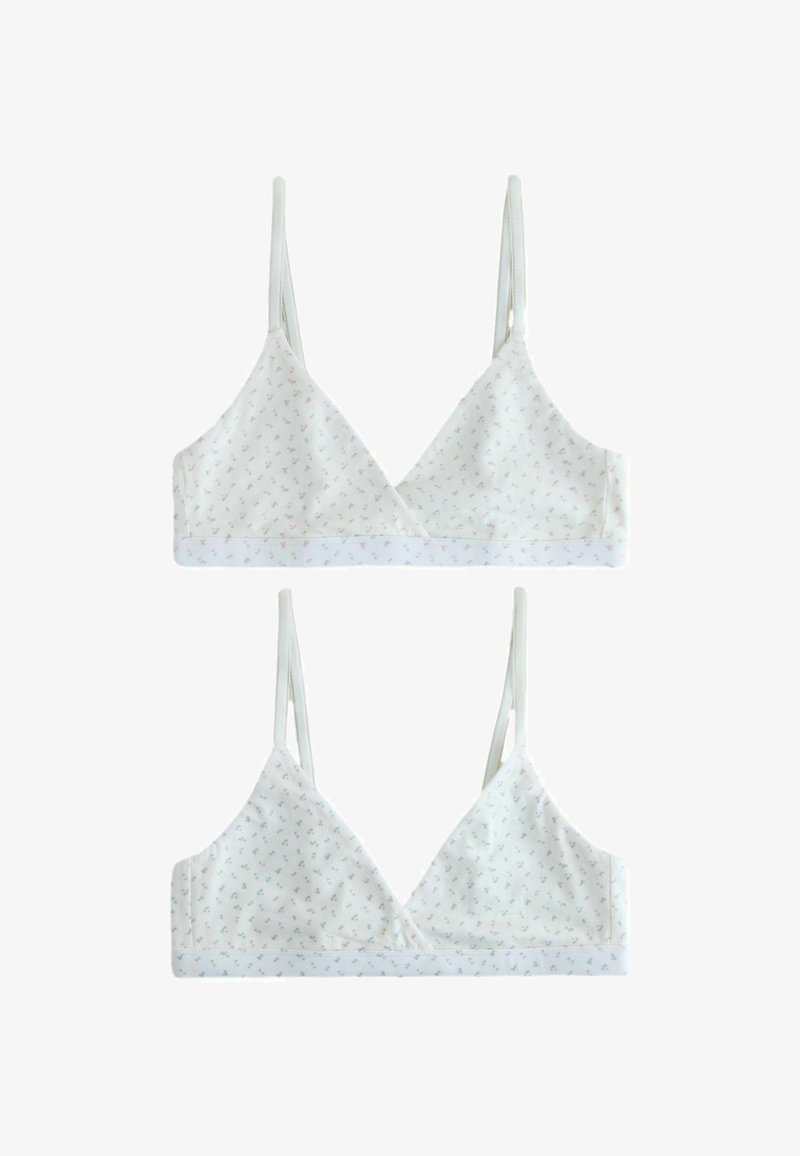 Zwei weiße Dreiecks-Bralette-oberteile mit dünnen Trägern, die jeweils ein dezentes, kleines Blumenmuster aufweisen, auf einem weißen Hintergrund präsentiert.