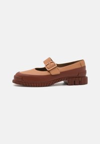 Brązowe i kawowe buty typu Mary Jane z szerokim paskiem i klamrą, z chunky, żebrowaną podeszwą i gładką skórzaną fakturą.