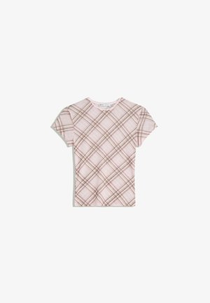 Roza majica s kratkimi rokavi z rjavim poševnim karirastim vzorcem, okroglo ovratnik in subtilnim volančkom na ovratniku, razporejena na beli podlagi.