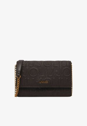 Sac bandoulière en cuir noir avec motif logo LIU JO embossé et bandoulière chaîne dorée, logo métallique doré LIU JO sur le rabat avant.